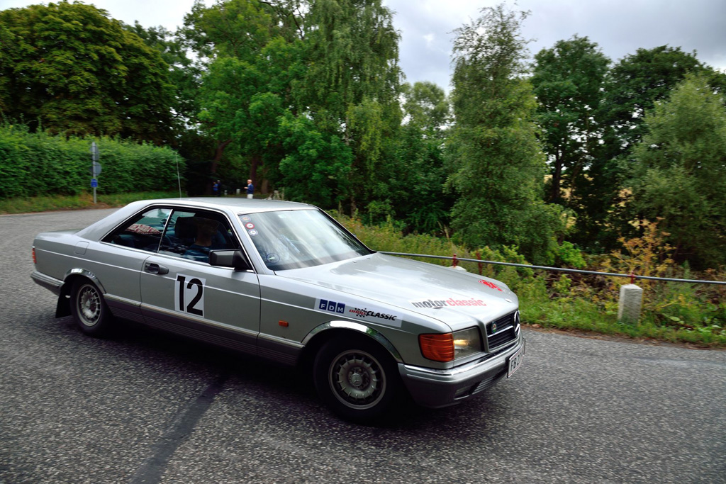Med denne Mercedes-Benz 500 SEC tog Erik Steffensen og Kent K Hansen fra Odense sejren i løbets turistklasse for deltagere, der aldrig havde prøvet et rally før.
(Foto: Intercom)